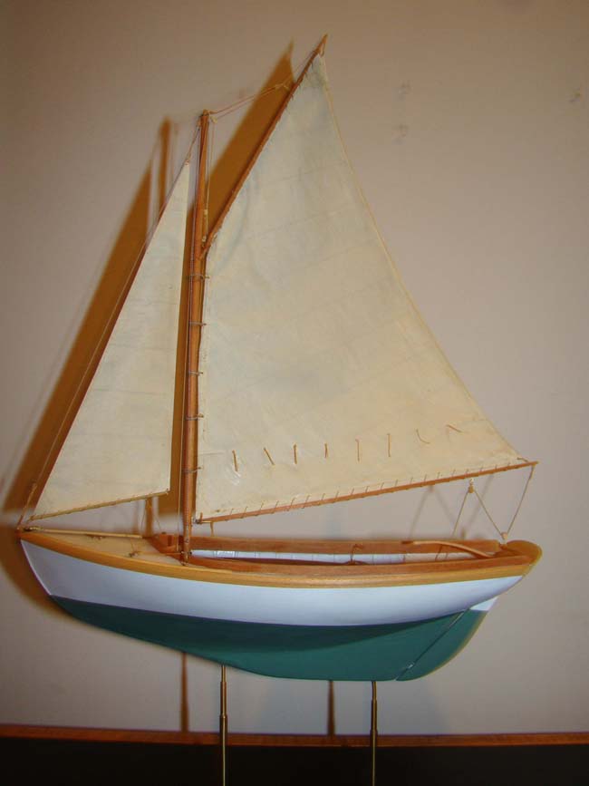 An exquisite hand crafted scale model of a circa 1900 HERRESHOFF 12 1/2 — image 3